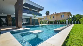 Kemer'de Plaja Yakın Modern Ayrıcalıklı Lüks Villalar